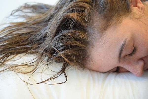 6 lý do bạn không nên để tóc ướt đi ngủ